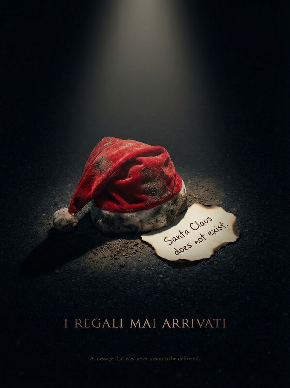 Locandina di I regali mai arrivati: un cappello di Babbo Natale sporco a terra e un biglietto bruciato con scritto Santa Claus does not exist