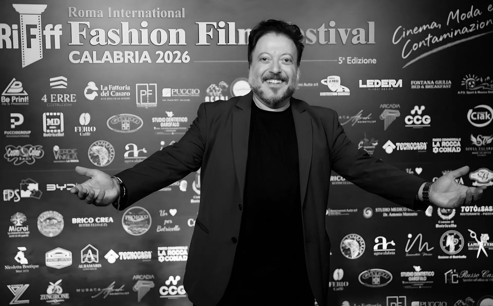 Massimo Ivan Falsetta a braccia aperte davanti al pannello del RIFFF Calabria 2026