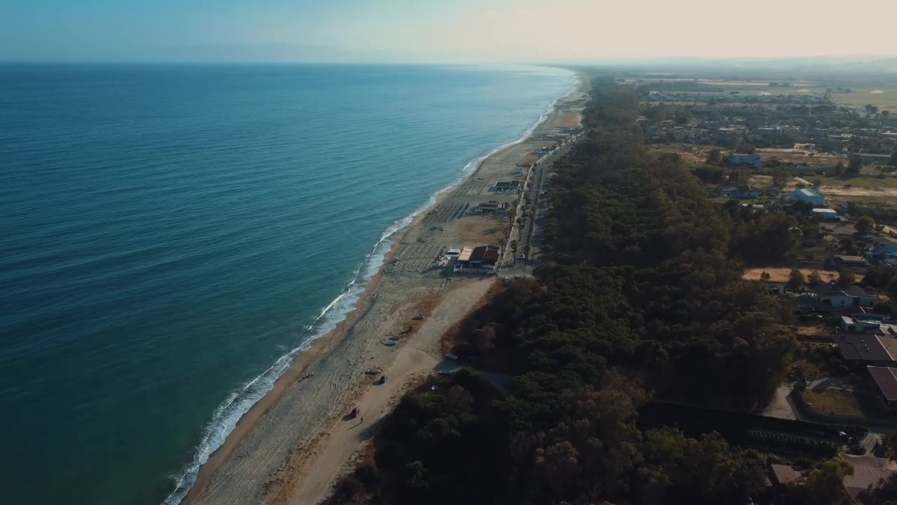 La costa di Botricello vista dall’alto, tra mare e pineta
